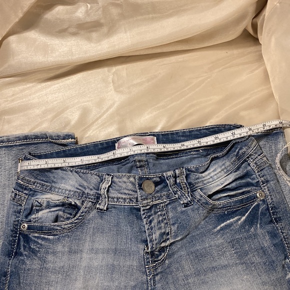 “No Boundaries” Denim Jean Capris size 9 - Picture 2 of 11